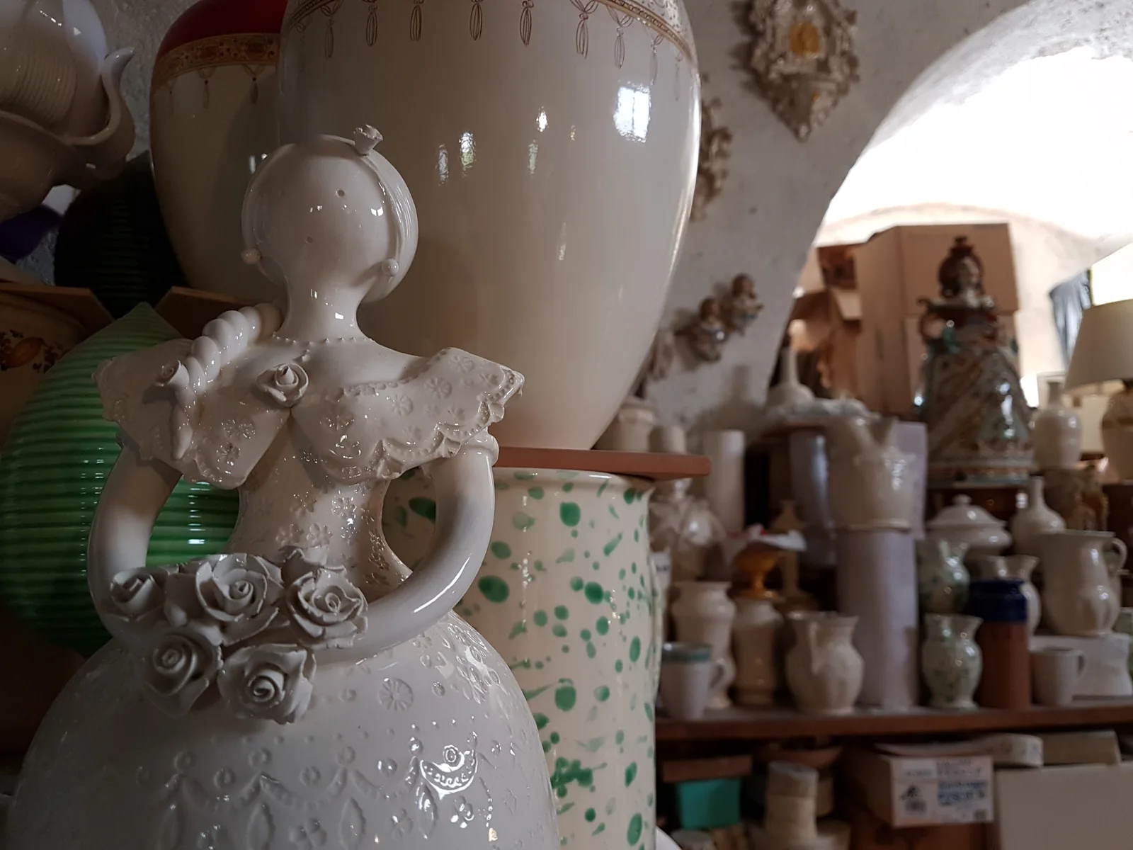 Kunstkeramik in einer Werkstatt im Keramikviertel von Grottaglie