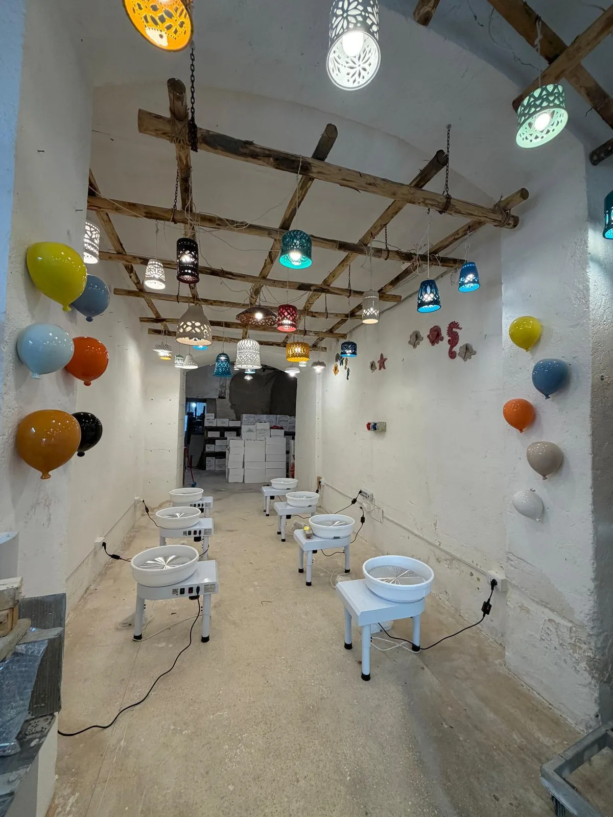 Das Atelier der Rosa Academy mit bunten Keramiken an den Wänden