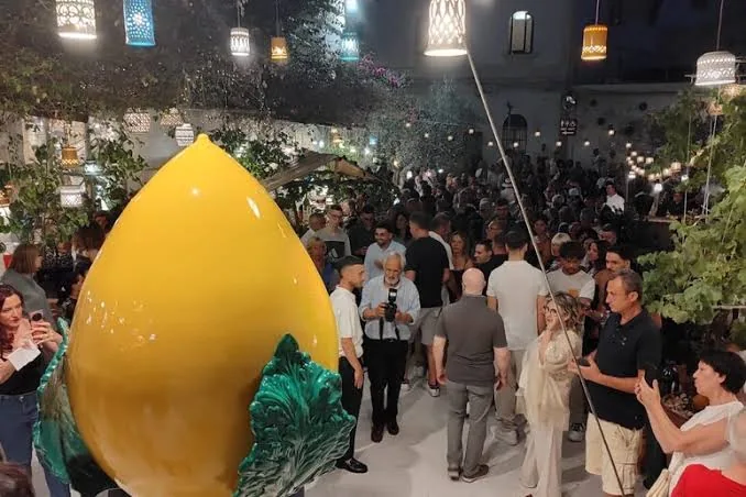 Der riesige pùmo von Grottaglie bei einer Abendveranstaltung